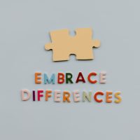 Embrace differences format carré